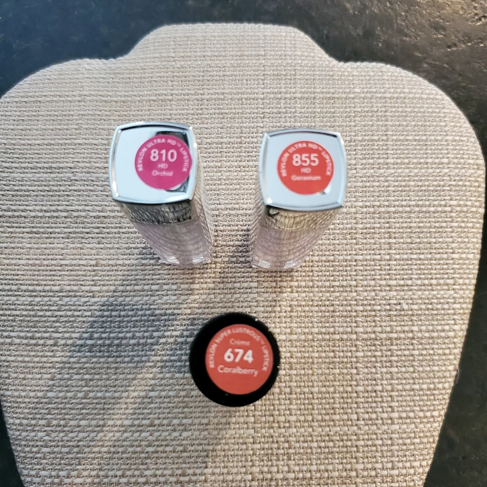 Cosmetic bundle: Lips (lipsticks and liner, Pink/purple/coral